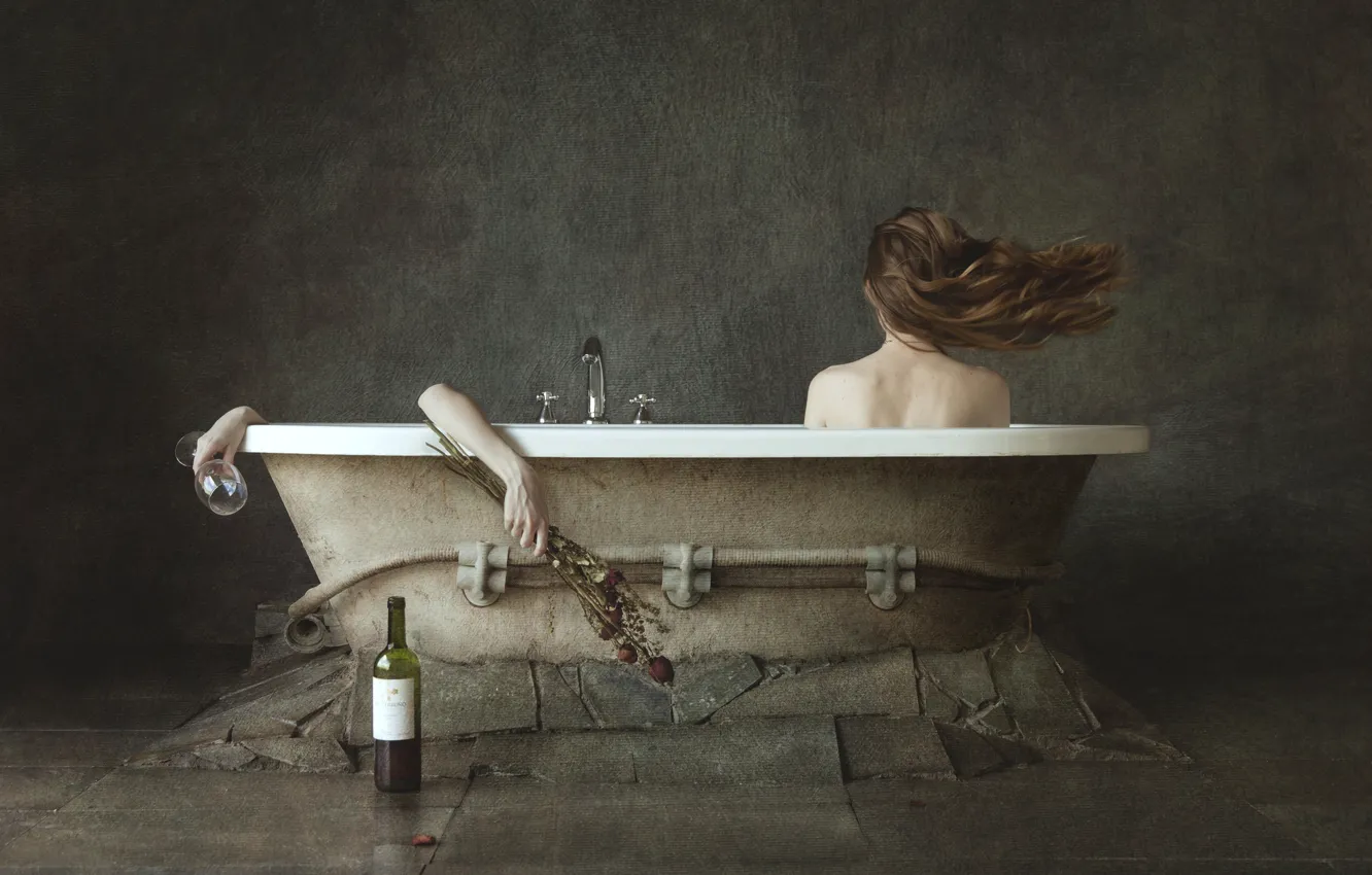 Фото обои девушка, бутылка, руки, ванна, Marco Redaelli
