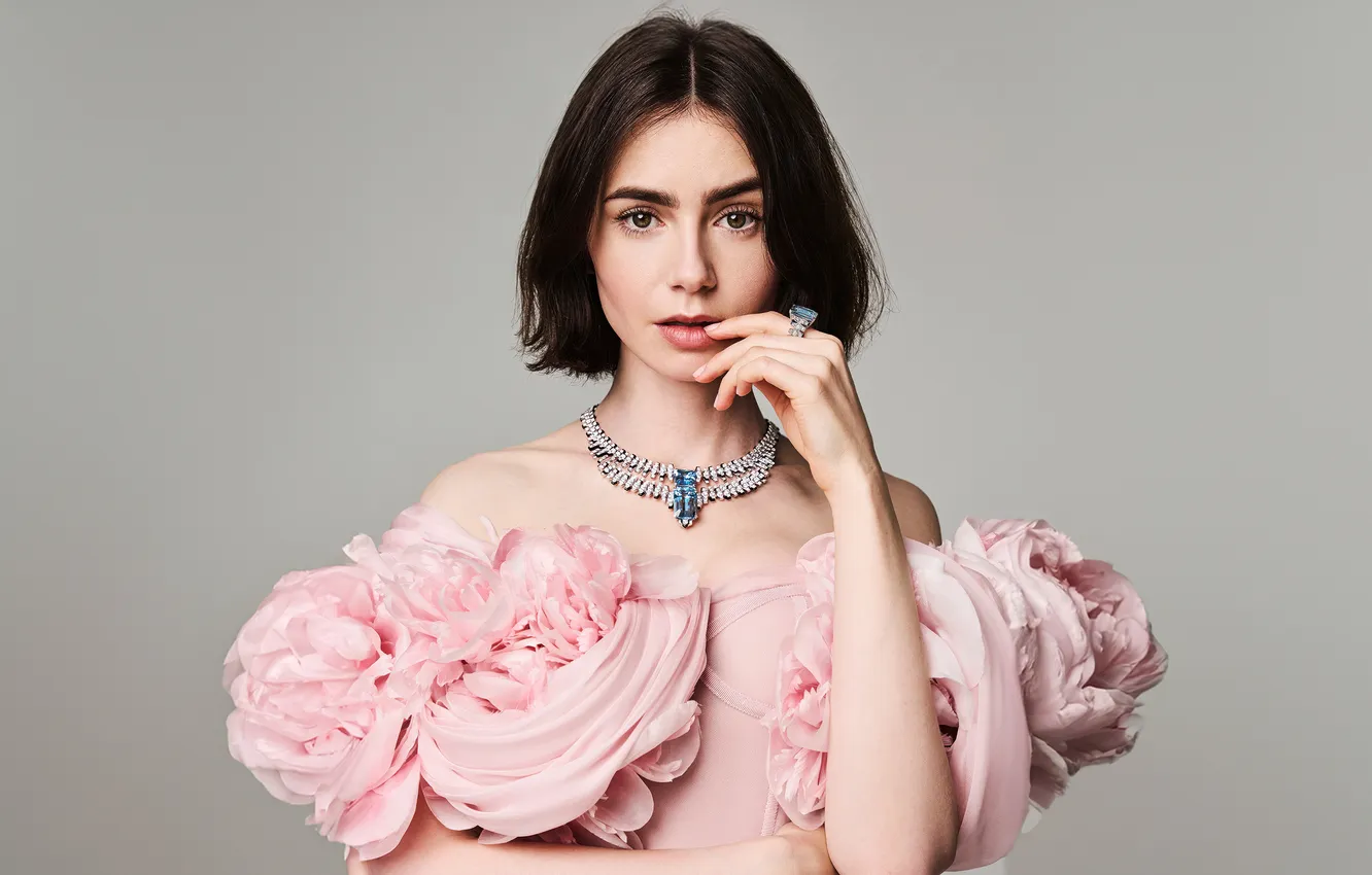 Фото обои девушка, фото, ожерелье, платье, актриса, губы, красотка, Lily Collins