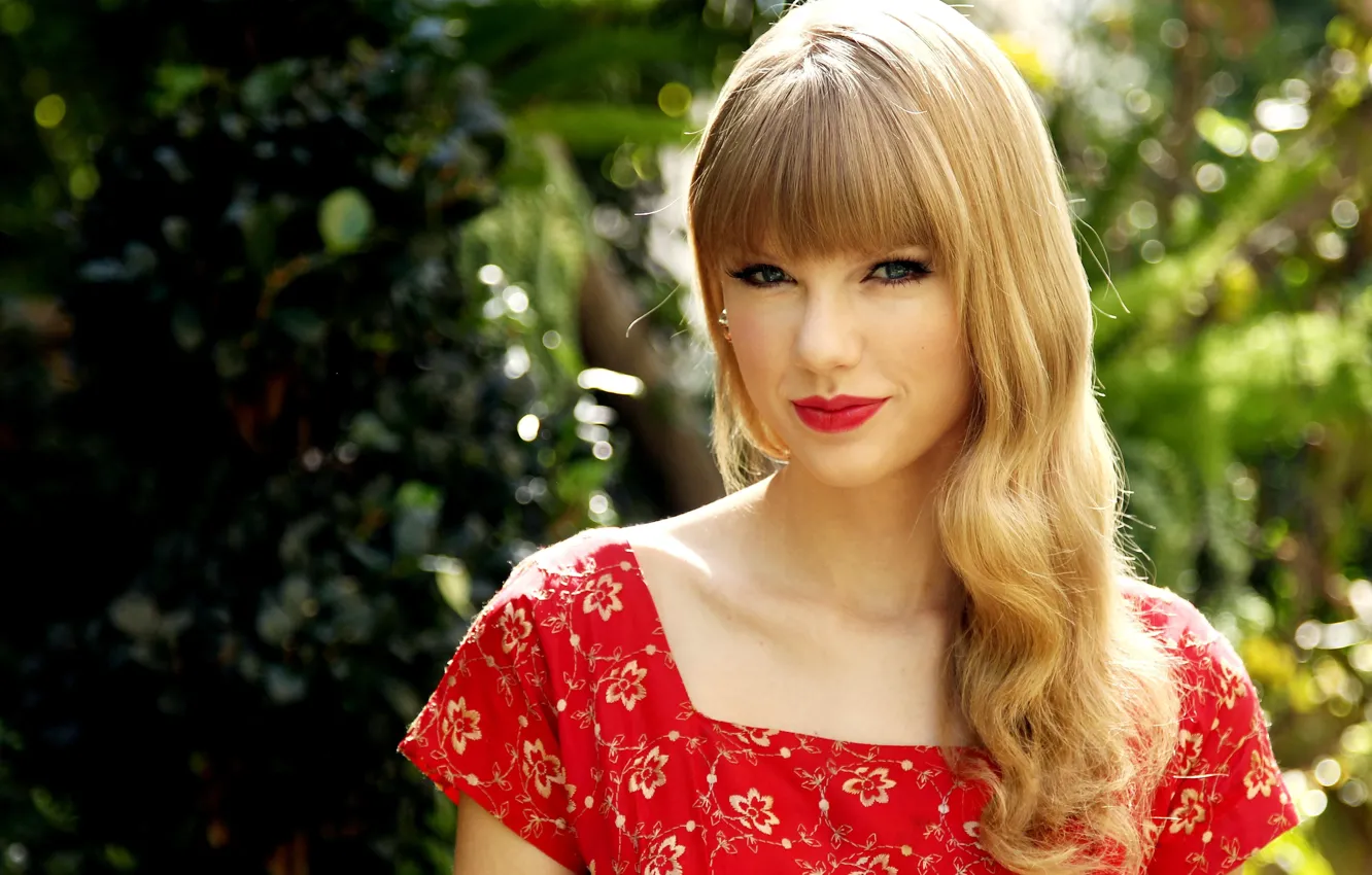 Фото обои красное, портрет, платье, помада, певица, Taylor Swift, солнечно