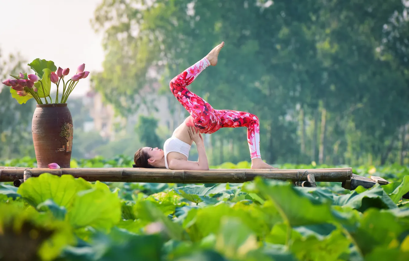 Фото обои девушка, природа, поза, гимнастика, йога, ножки, азиатка