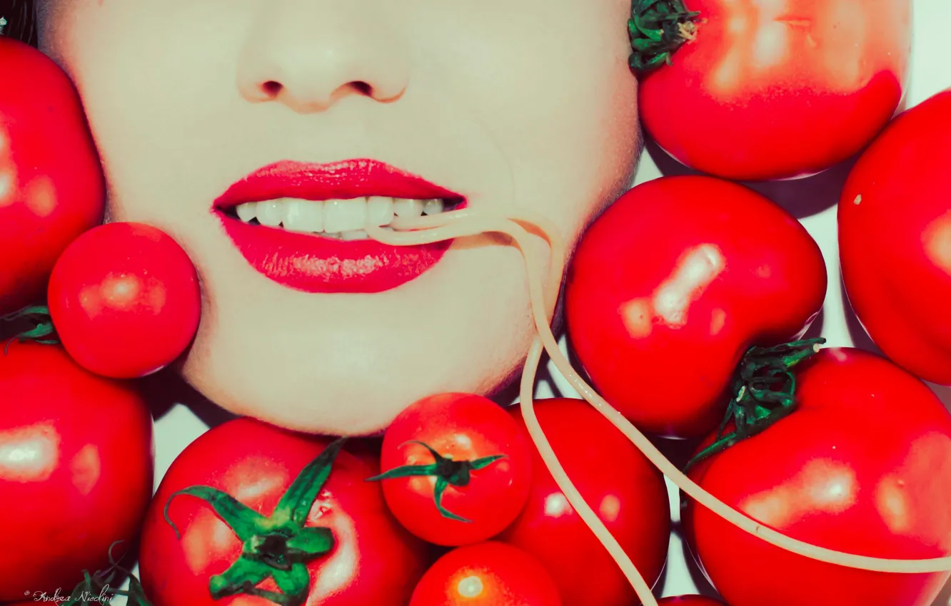 Фото обои девушка, рот, помада, помидоры, спагетти, томаты, макаронина