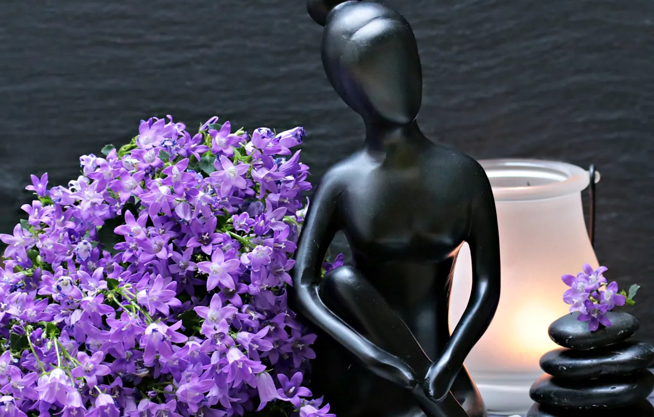Фото обои цветы, камни, женщина, лампа, статуэтка, колокольчики, фигурка