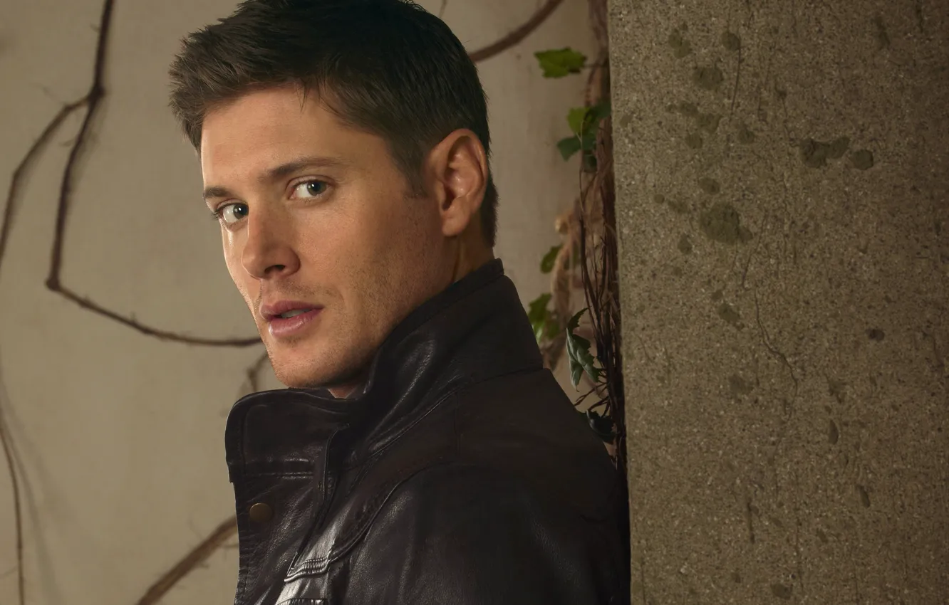 Фото обои стена, куртка, актер, мужчина, сериал, Supernatural, Jensen Ackles, Сверхъестественное