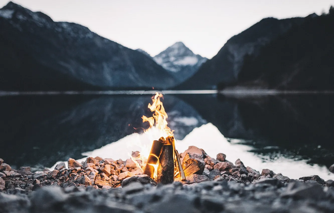 Фото обои горы, озеро, камни, огонь, костер