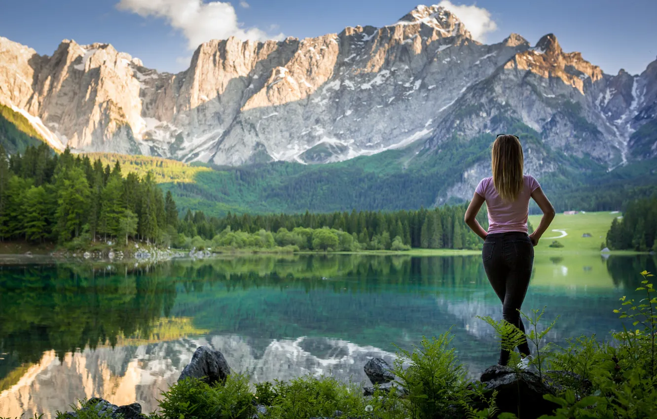 Фото обои попка, девушка, пейзаж, горы, джинсы, Green Lemon