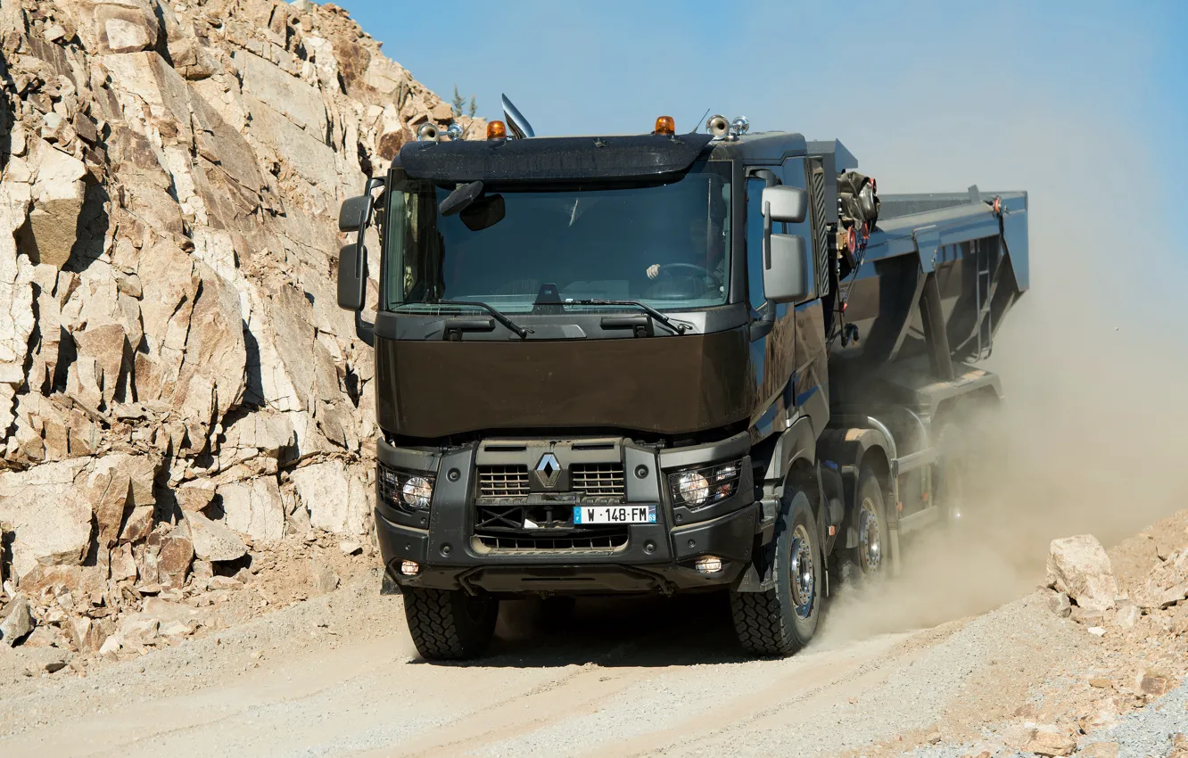 Фото обои движение, пыль, Renault, кузов, самосвал, четырёхосный, Renault Trucks, K-series