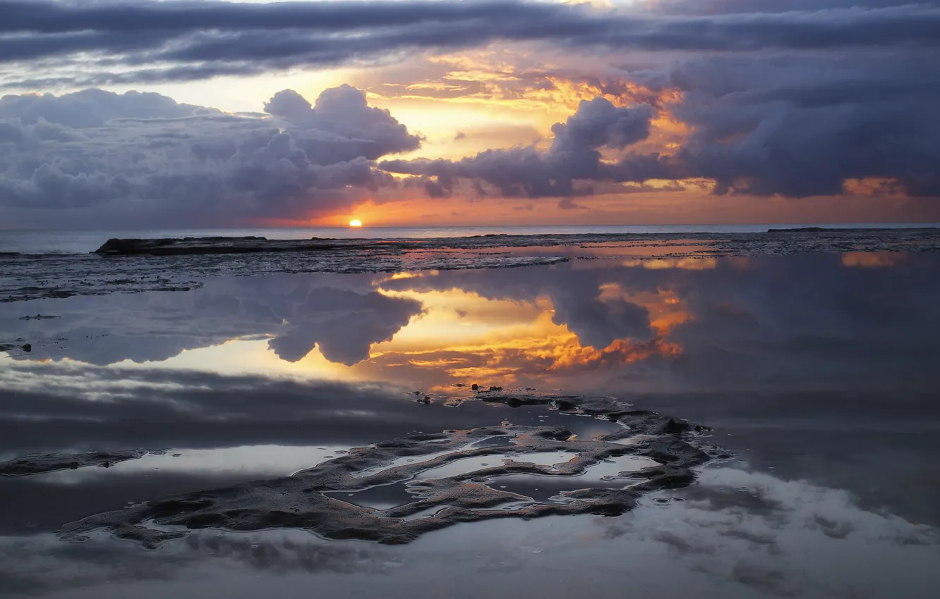 Фото обои песок, небо, вода, солнце, облака, тучи, отражение, восход