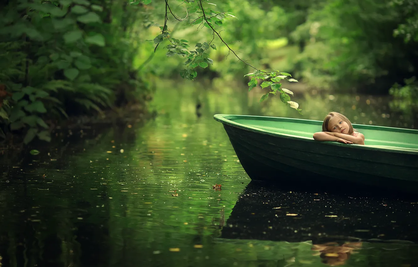 Фото обои лето, листья, ветки, природа, лодка, девочка, ребёнок, водоём