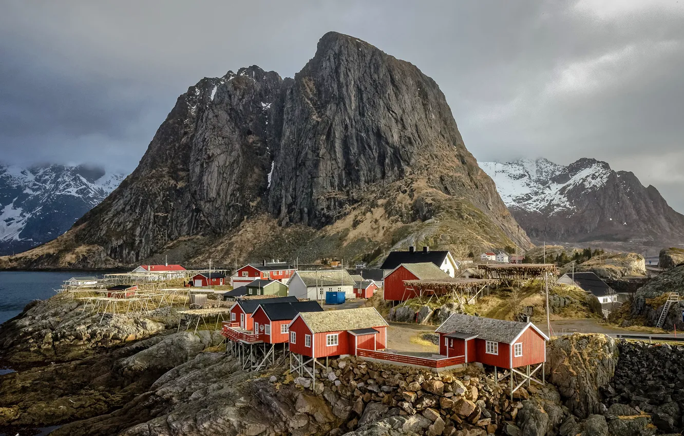 Фото обои горы, камни, скалы, берег, Норвегия, залив, домики, Лофотенские острова