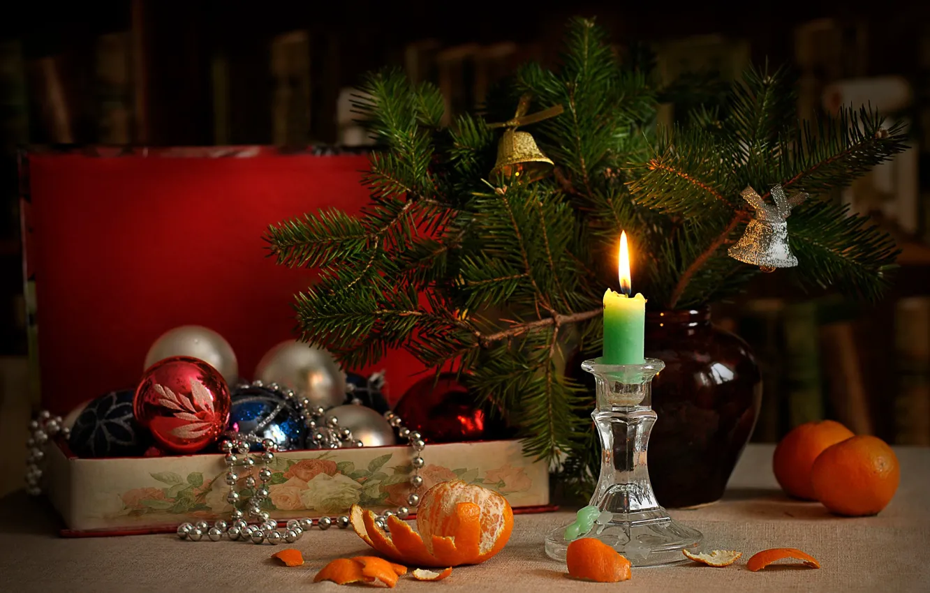 Фото обои украшения, ветки, праздник, коробка, игрушки, новый год, свеча, ель