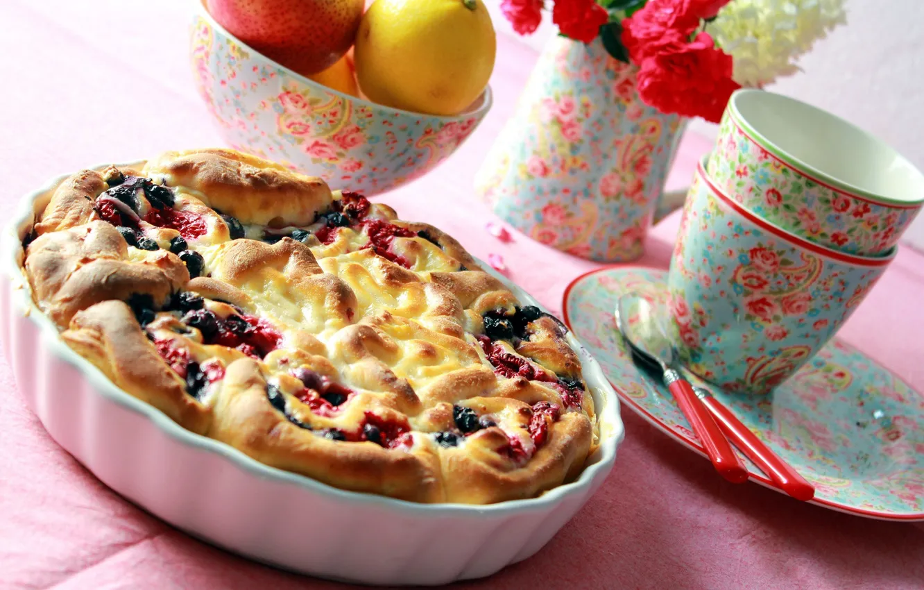 Фото обои цветы, ягоды, тарелка, пирог, чашки, выпечка