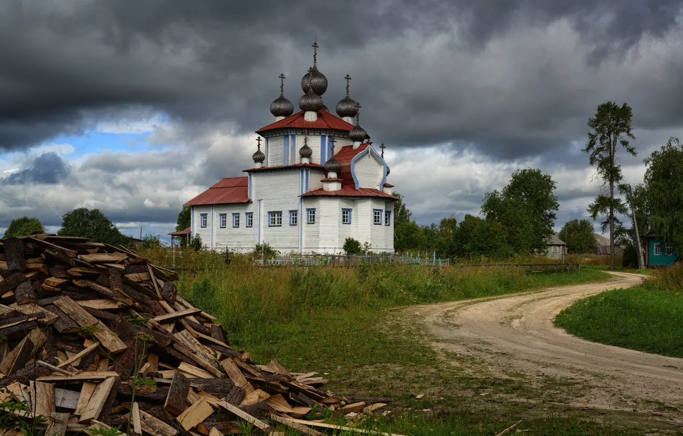 Фото обои дорога, тучи, церковь, дрова, храм, Россия