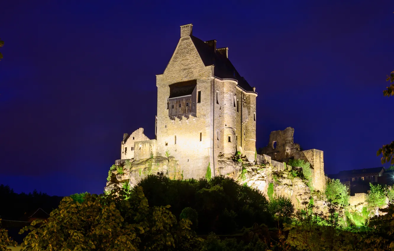 Фото обои деревья, ночь, камни, замок, освещение, фонари, развалины, Luxembourg