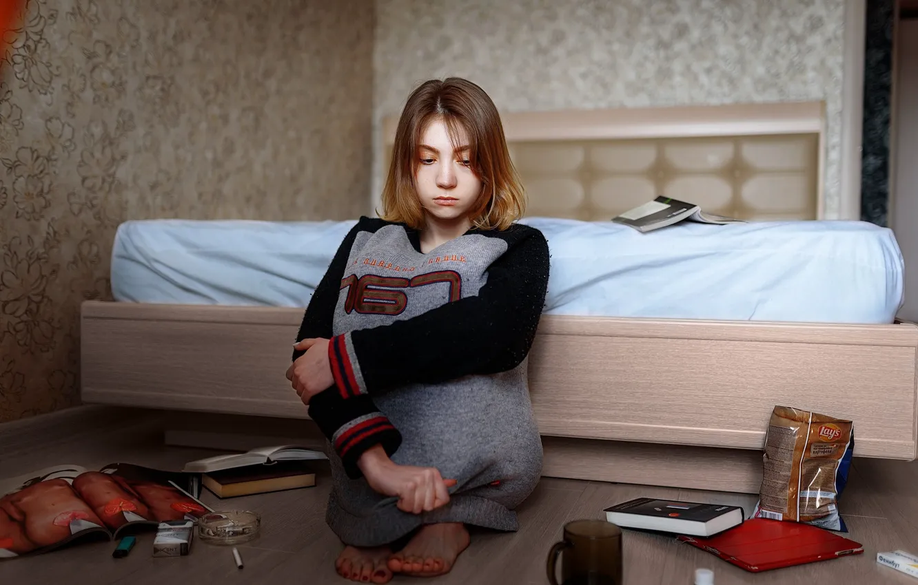 Фото обои девушка, книги, кровать, свитер, Влад Пеков