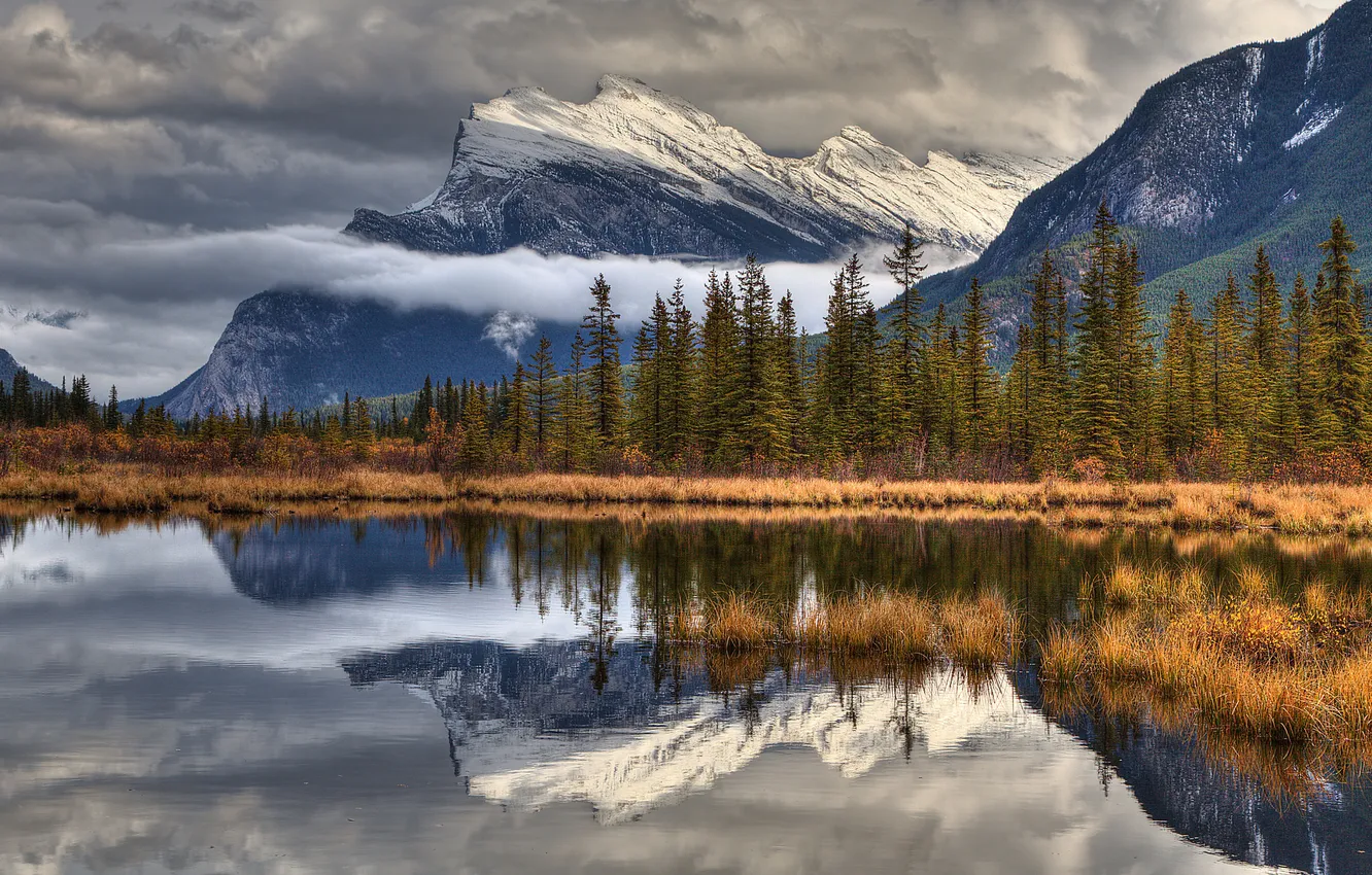 Фото обои осень, небо, облака, снег, деревья, горы, озеро