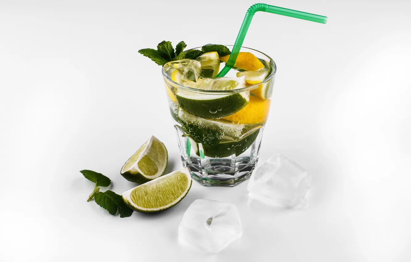Фото обои стакан, лимон, кубики, лёд, коктейль, белый фон, лайм, трубочка