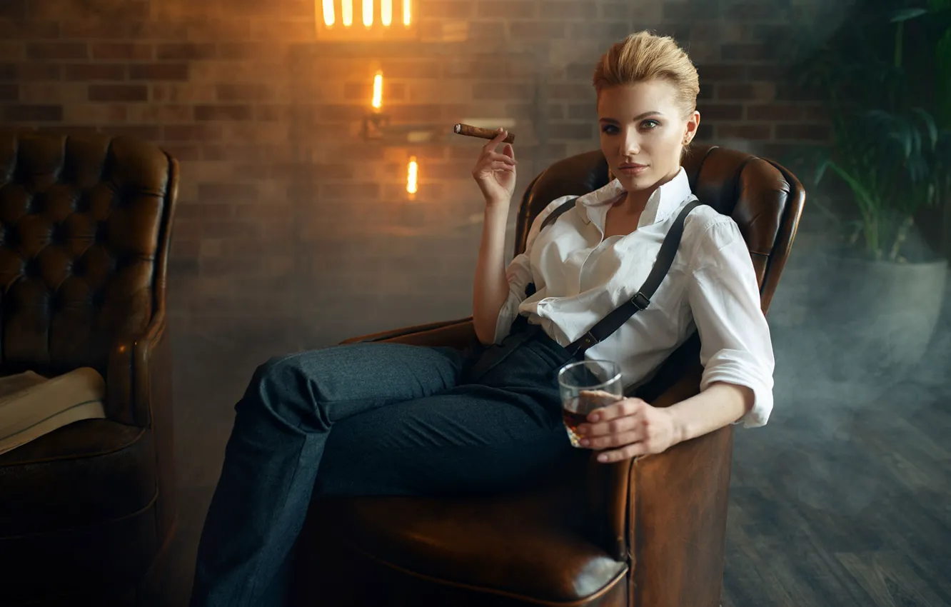 Фото обои взгляд, девушка, стакан, поза, кресло, сигара, брюки, Макс Кузин