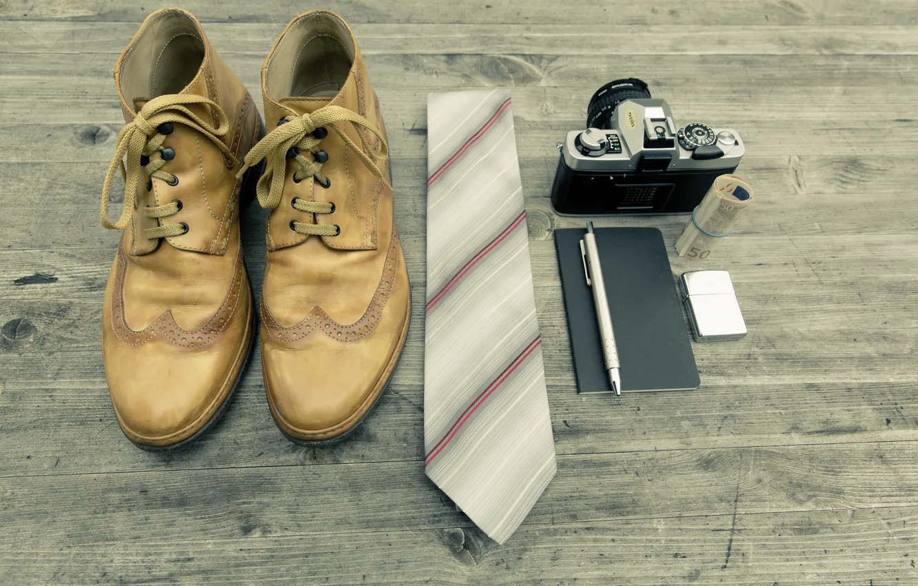 Фото обои деньги, ботинки, зажигалка, фотоаппарат, ручка, галстук, блокнот, fashion