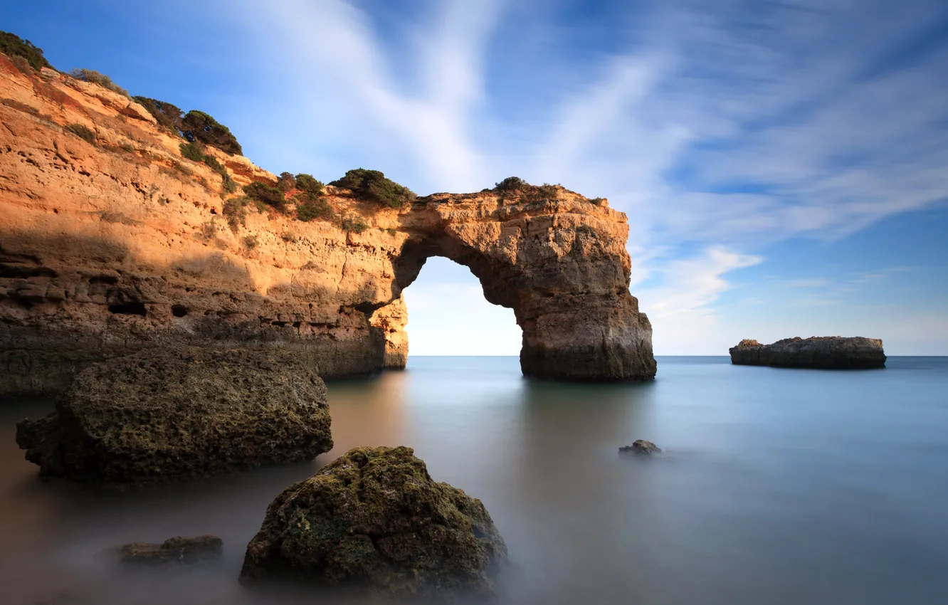 Фото обои море, камни, скалы, горизонт, арка, штиль, Португалия, Faro