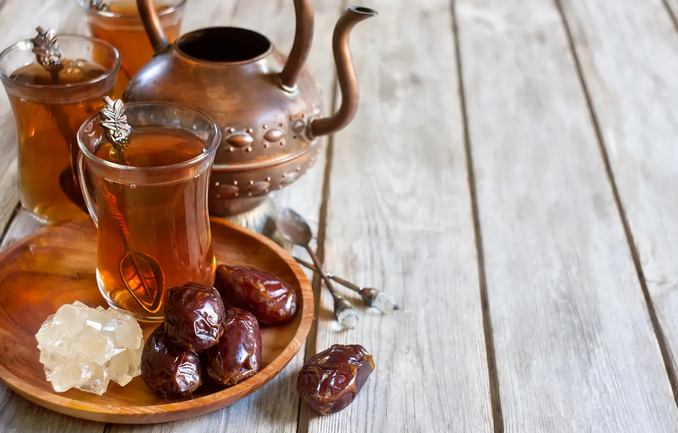 Фото обои чайник, чашки, ложки, финики, арабский чай