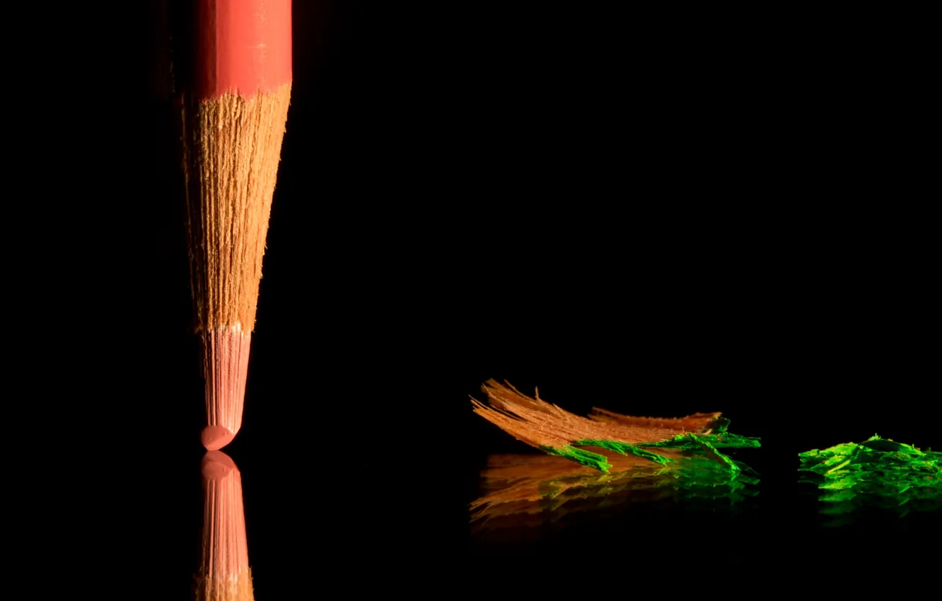 Фото обои отражение, стол, карандаш, опилки, грифель