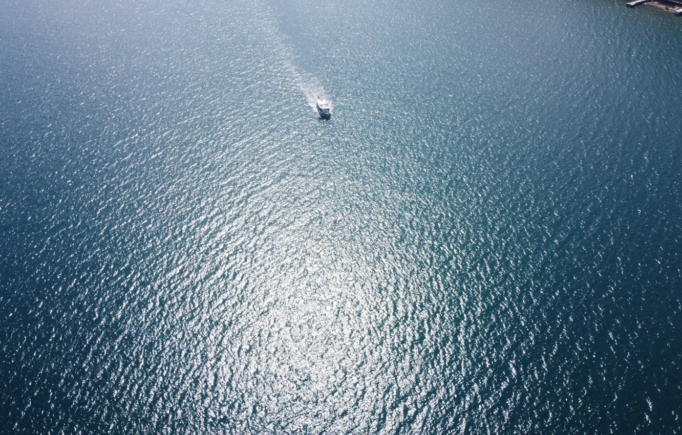 Фото обои море, отражение, движение, лодка, сверху, кораблик