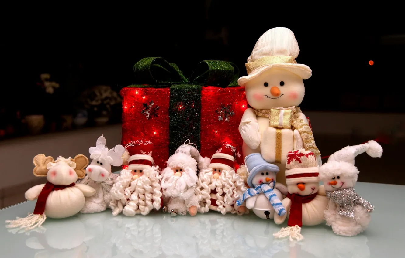 Фото обои темный фон, стол, праздник, коробка, подарок, игрушка, игрушки, Рождество