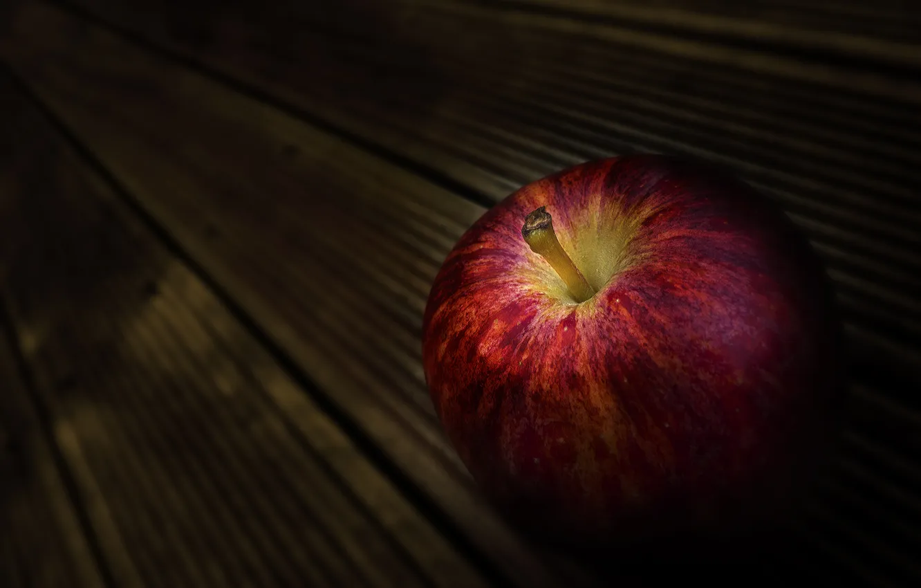 Фото обои макро, доски, яблоко, спелое