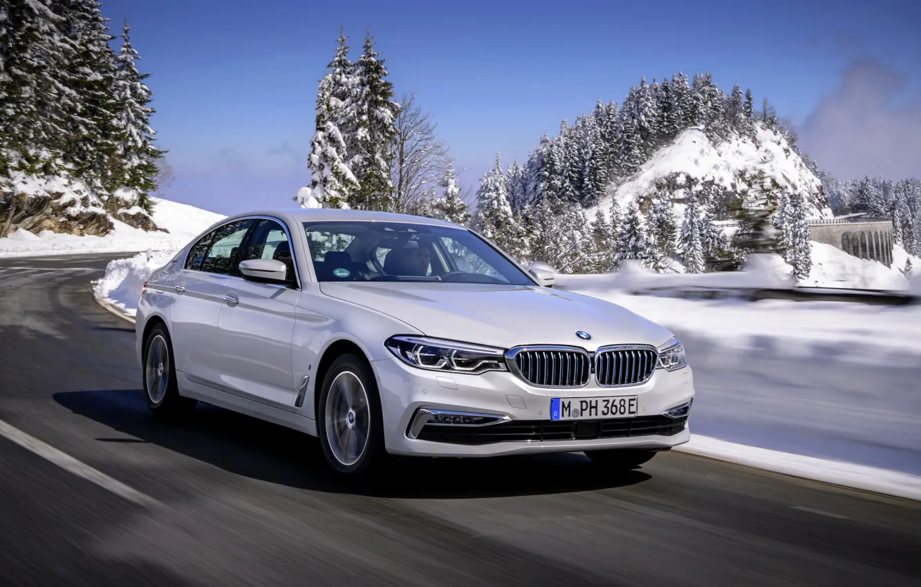 Фото обои дорога, белый, снег, BMW, седан, гибрид, 5er, четырёхдверный