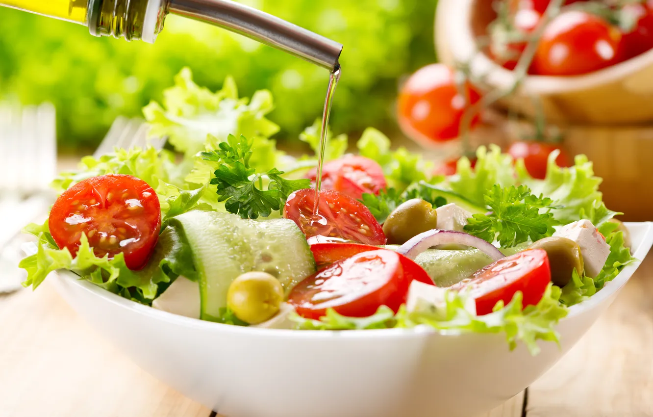 Фото обои зелень, масло, тарелка, помидоры, оливки, огурцы, салат