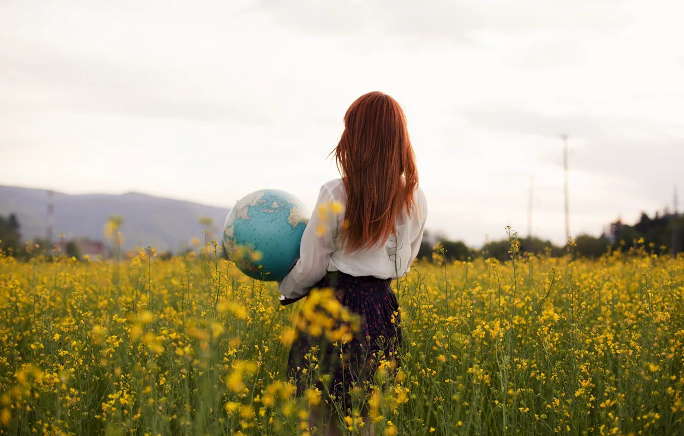 Фото обои поле, девушка, глобус, рапс