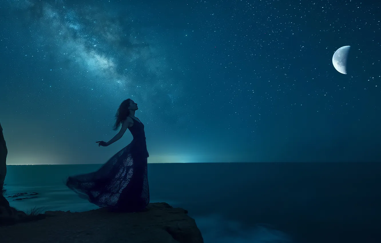 Фото обои девушка, ночь, природа, поза, скалы, луна, берег, платье