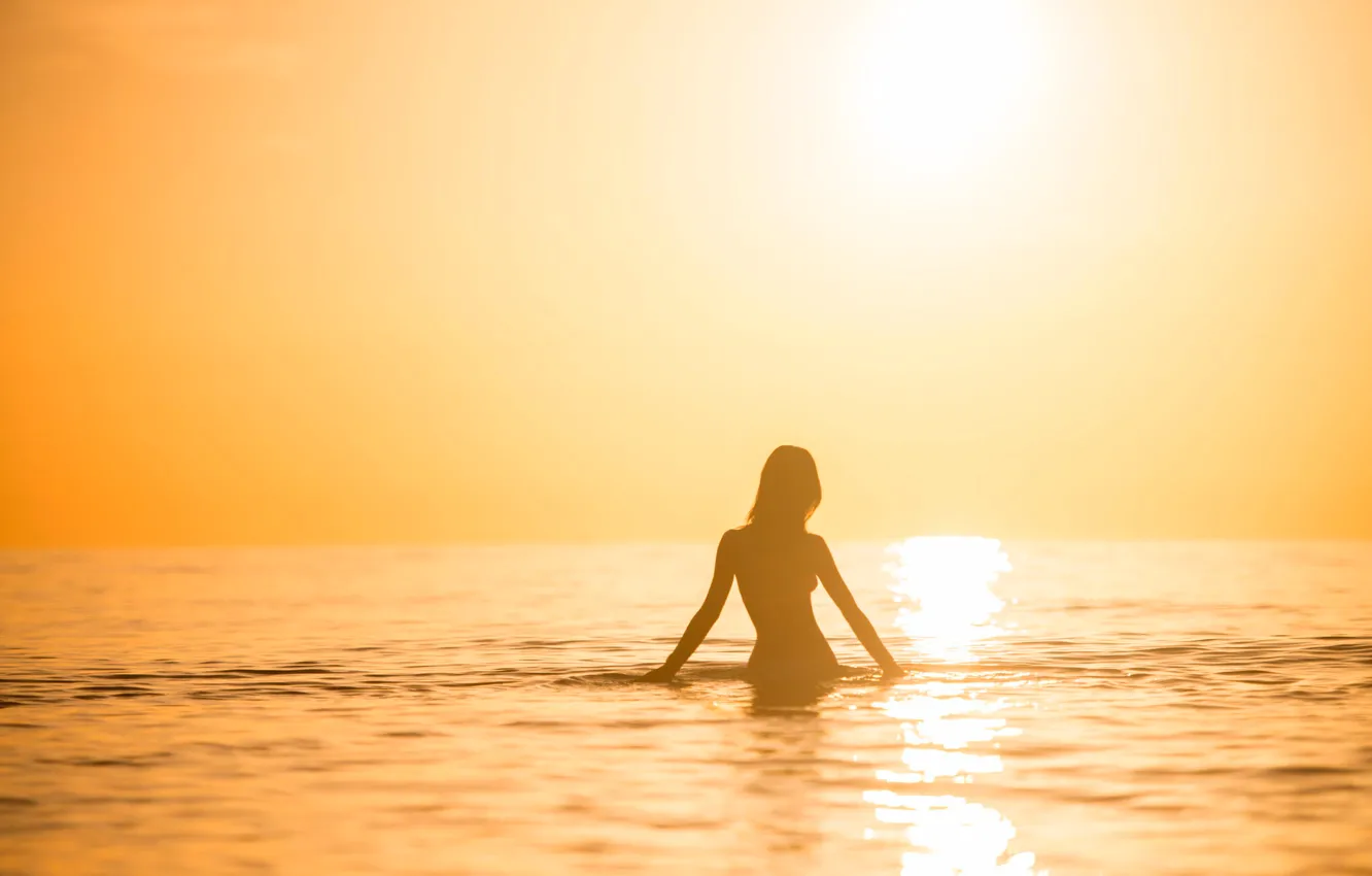 Фото обои море, девушка, солнце, силуэт