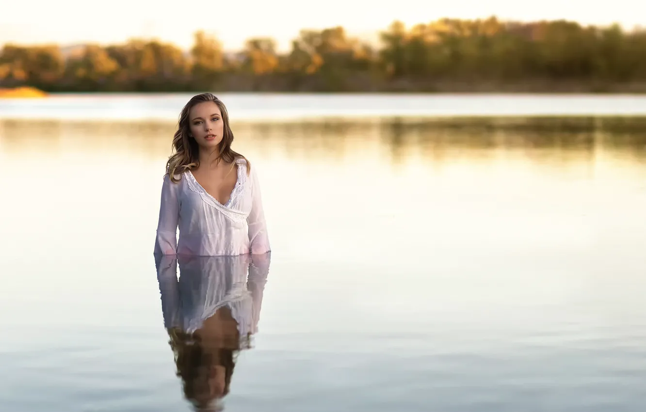 Фото обои декольте, рубашка, губки, прелесть, Laetitia, в воде