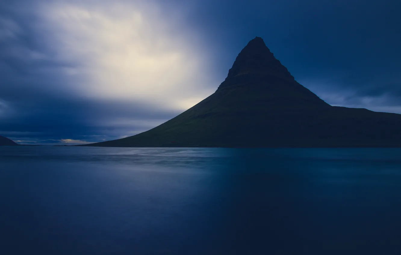 Фото обои небо, ночь, берег, гора, вулкан, силуэт, сумерки, Исландия