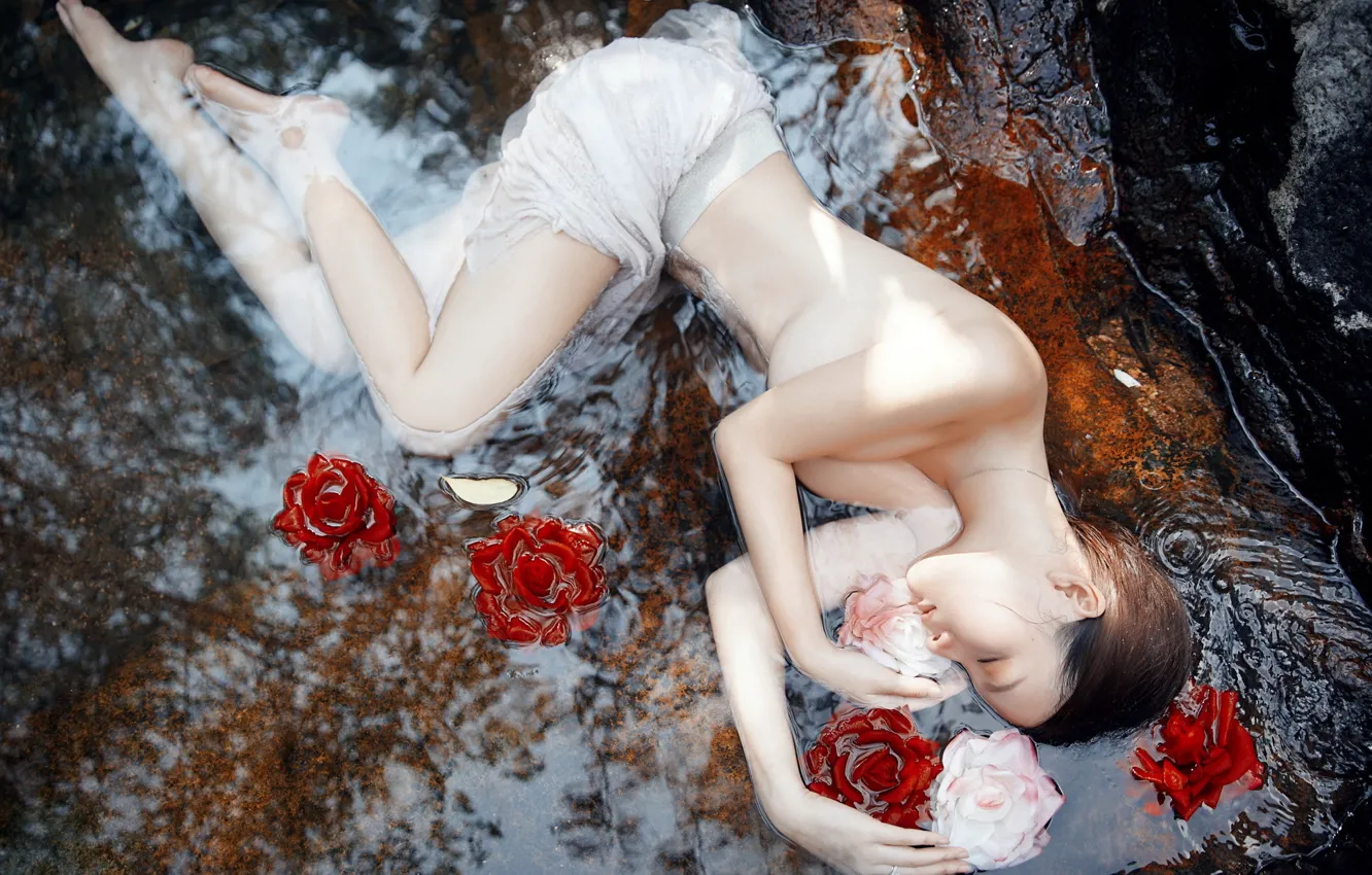 Фото обои вода, девушка, цветы