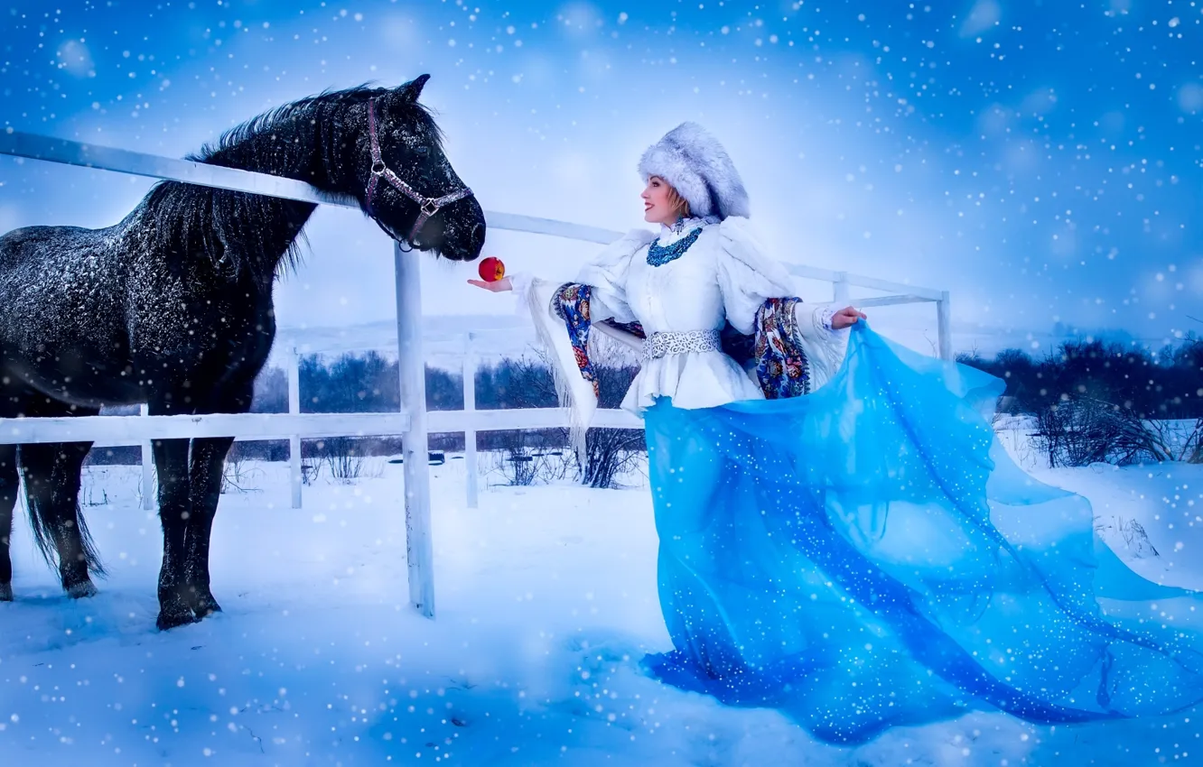 Фото обои девушка, снег, шапка, лошадь, яблоко, платье, платок