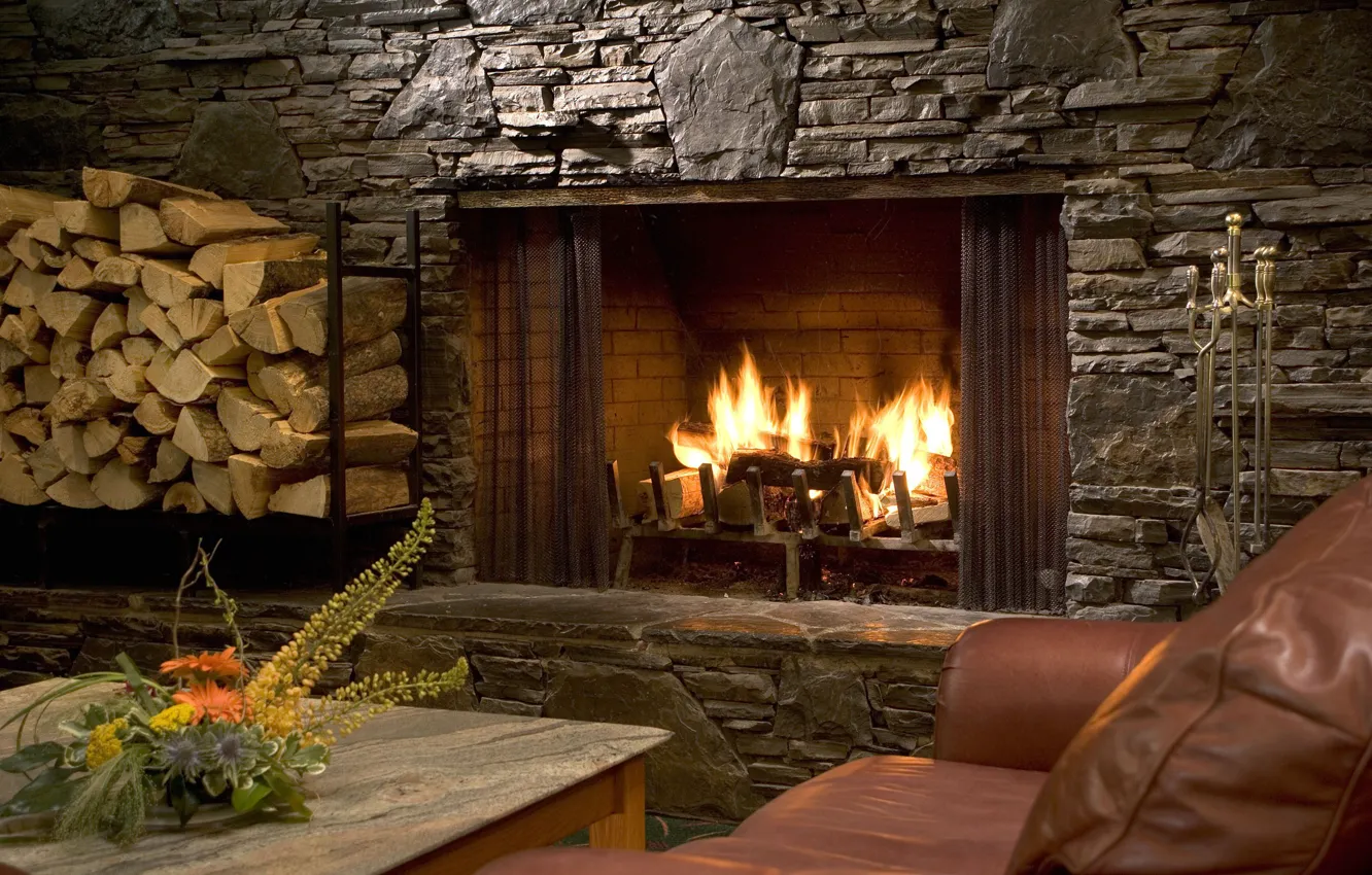 Фото обои стол, диван, пламя, дрова, flame, камин, sofa, table