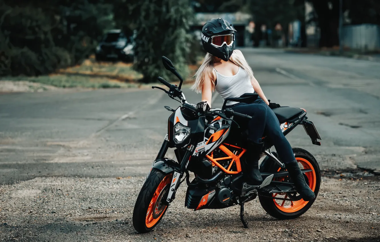 Фото обои модель, сапоги, майка, фигура, блондинка, мотоцикл, перчатки, шлем