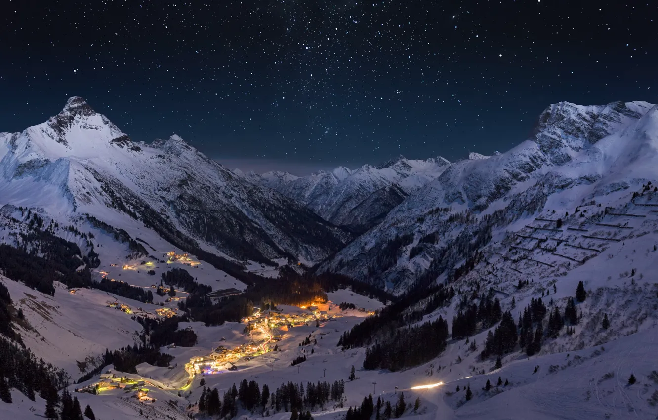 Фото обои зима, небо, звезды, свет, снег, горы, ночь, городок