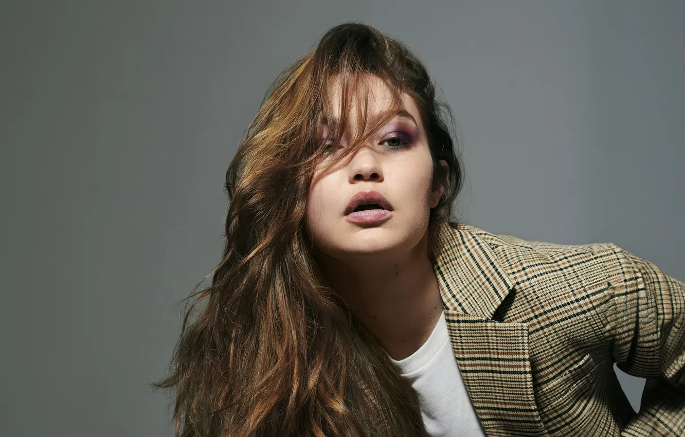 Фото обои взгляд, поза, модель, макияж, прическа, hair, Gigi Hadid, Джиджи Хадид