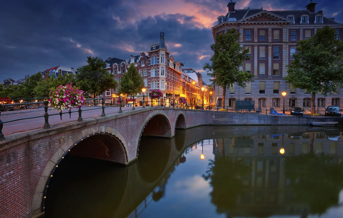 Фото обои деревья, мост, отражение, здания, Амстердам, канал, Нидерланды, набережная