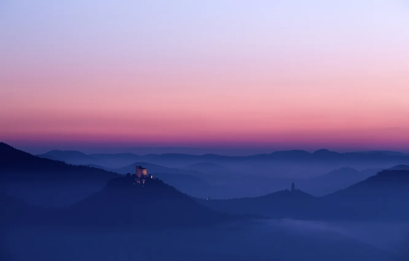 Фото обои туман, замок, крепость, холмы.утро