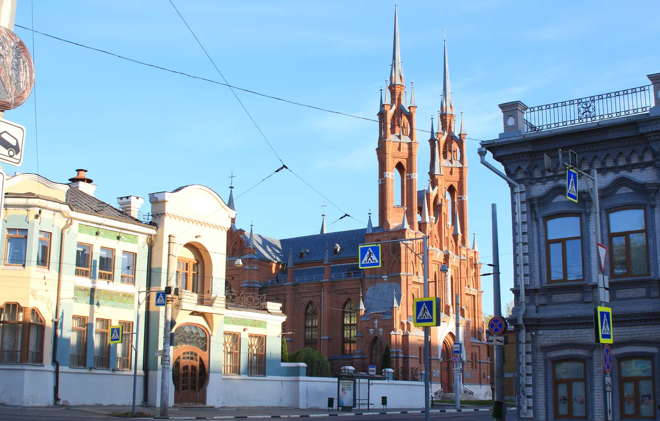 Фото обои небо, облака, город, улица, здания, дома, весна, храм