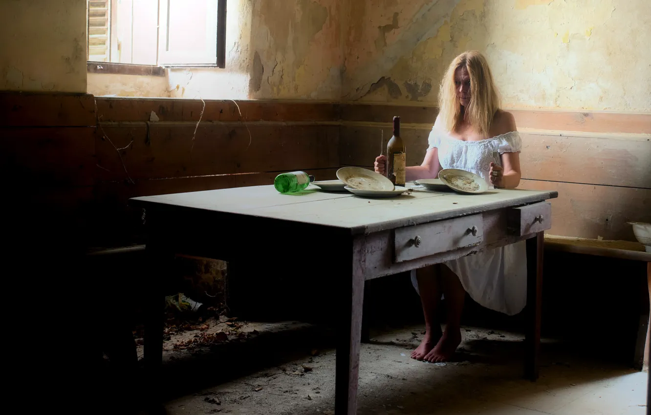 Фото обои стол, женщина, бутылка, еда, обед