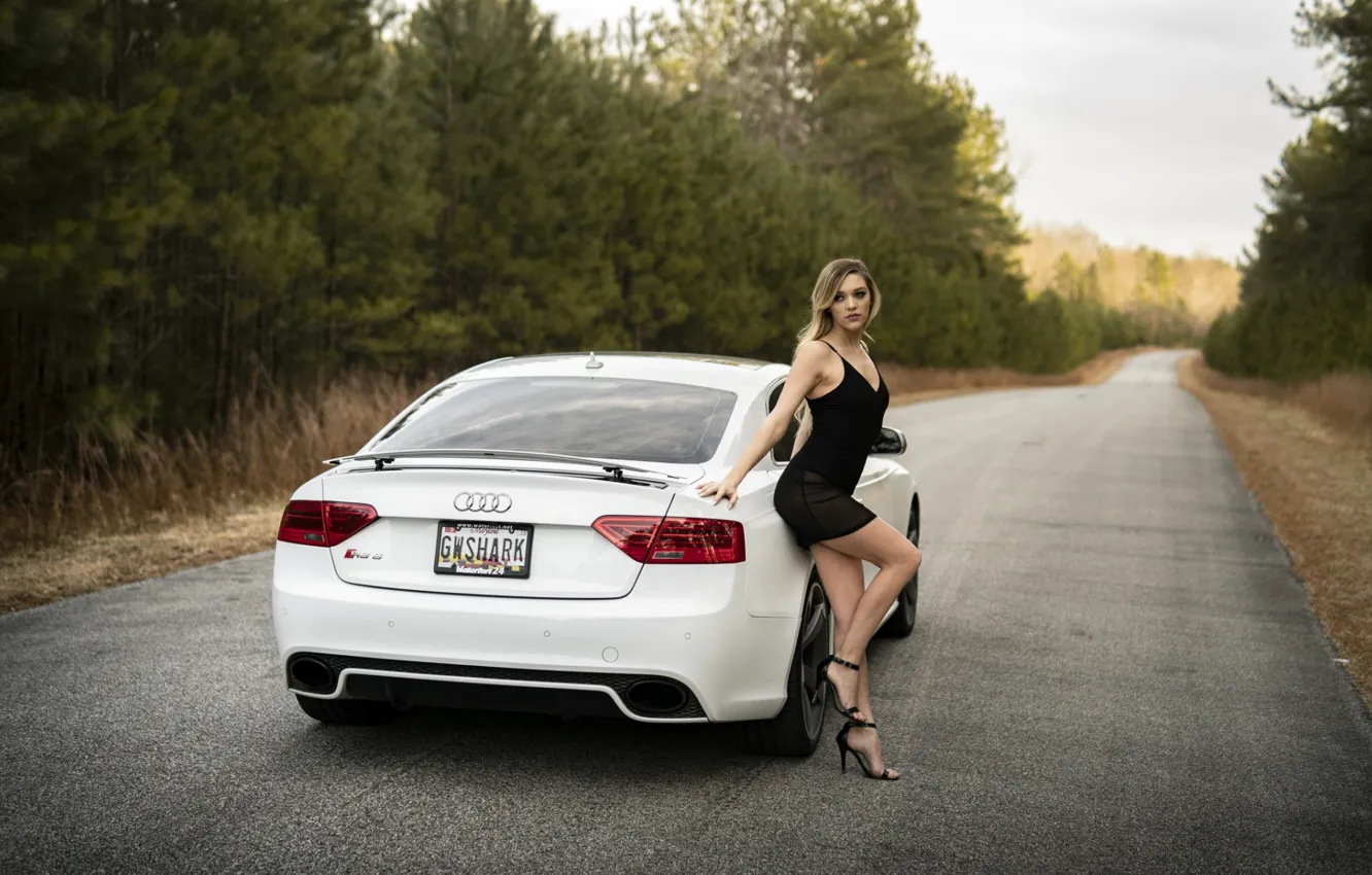 Фото обои дорога, Audi, Девушки, красивая девушка, белый авто, позирует над машиной