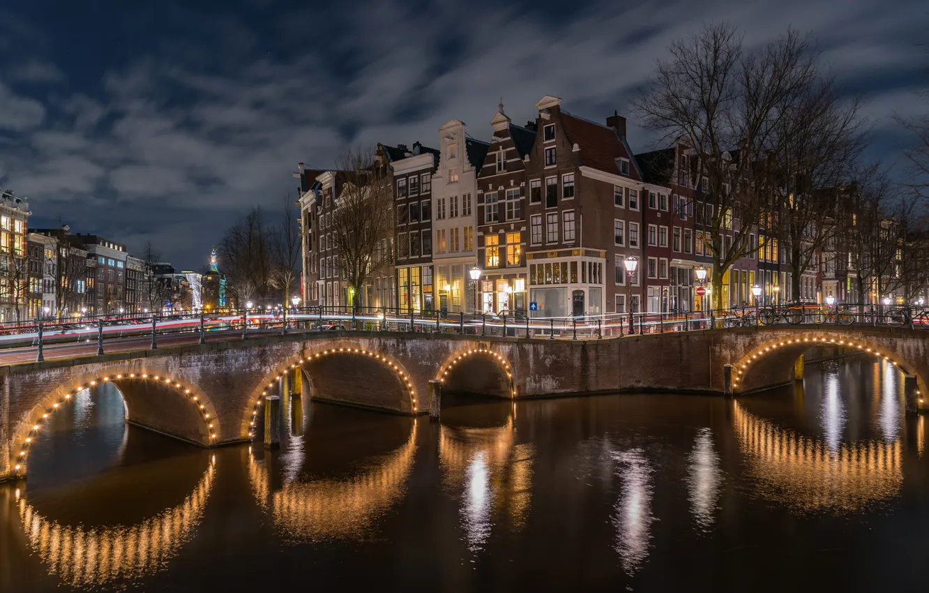 Фото обои ночь, огни, река, дома, Амстердам, мосты, набережная, водоканал