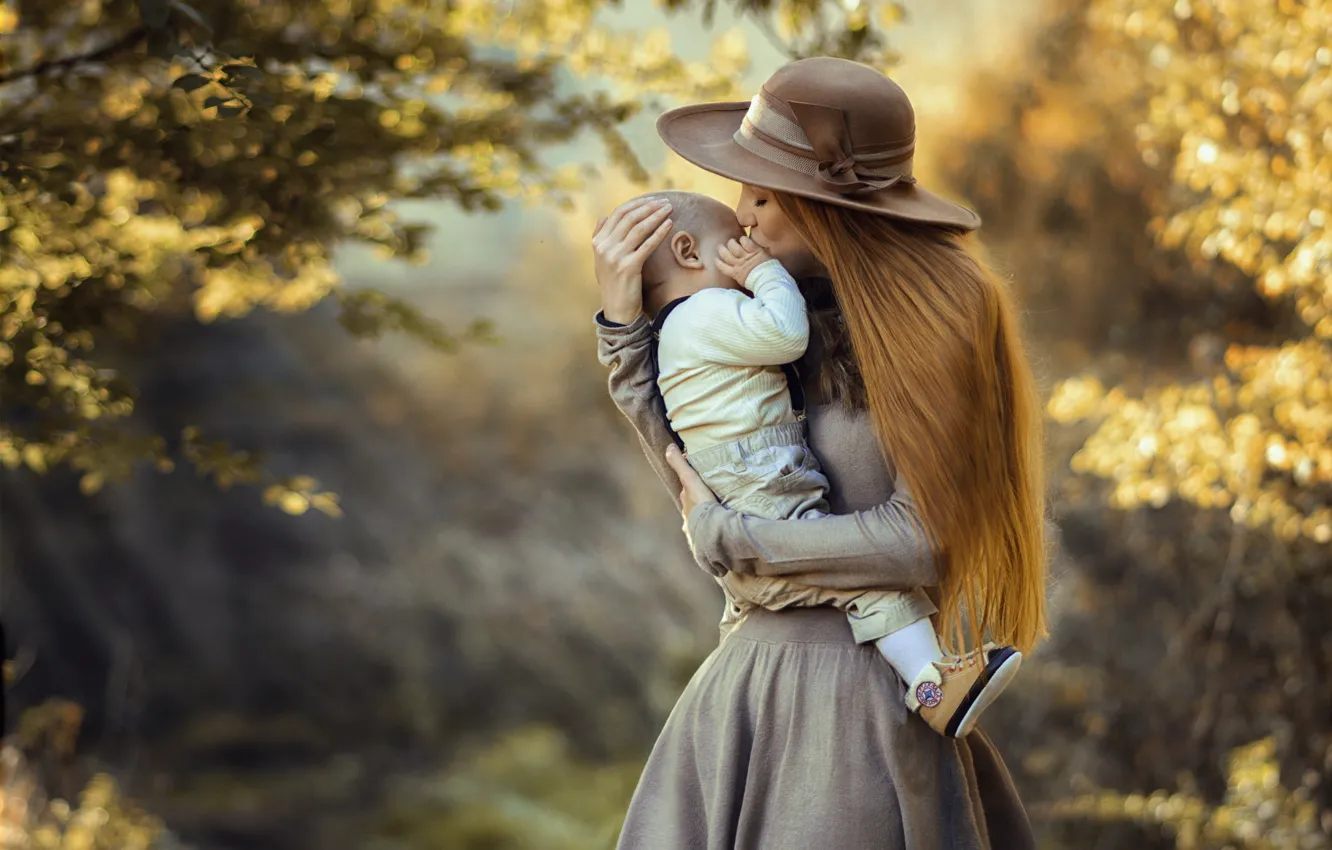 Фото обои осень, природа, женщина, поцелуй, шляпа, платье, малыш, мама