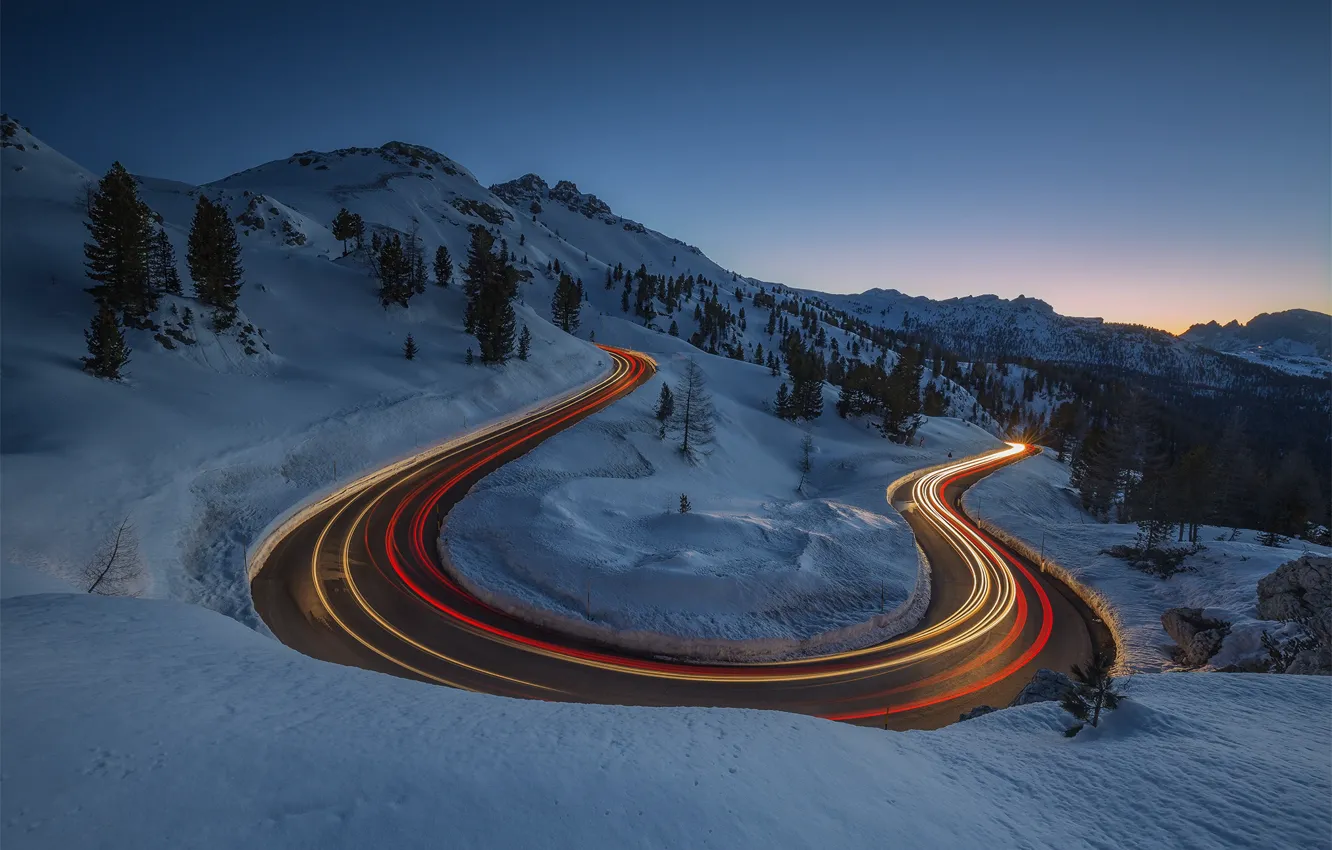 Фото обои зима, дорога, свет, горы