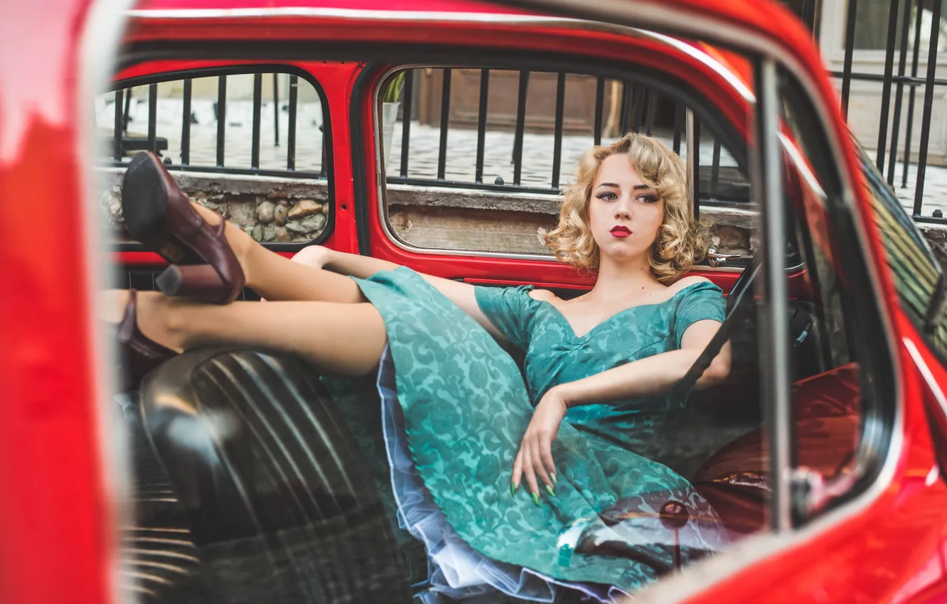 Фото обои машина, авто, девушка, поза, ноги, платье, Emilia